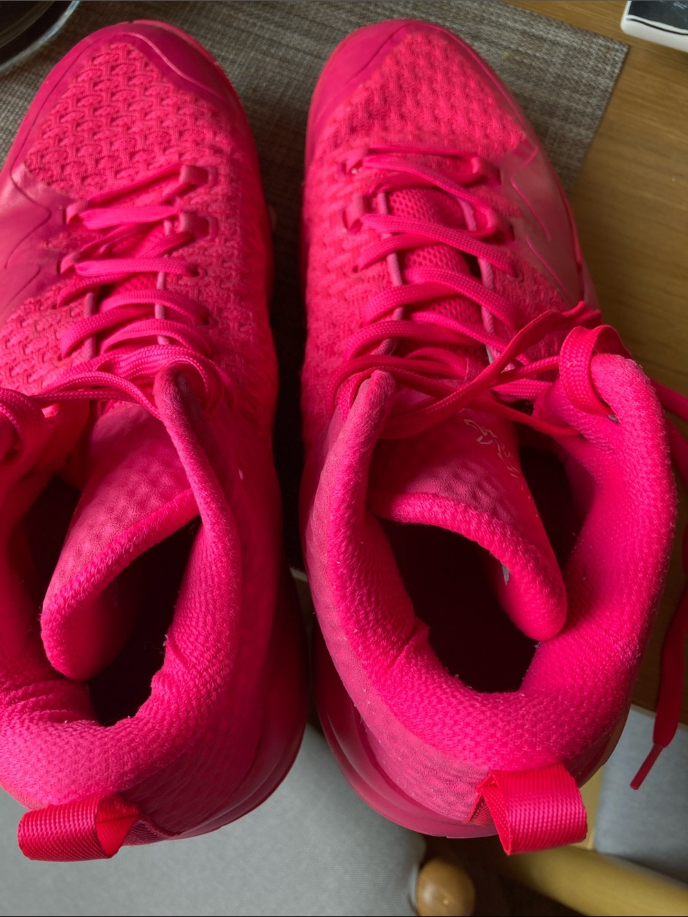 Men’s basketball neon pink Peak sneakers